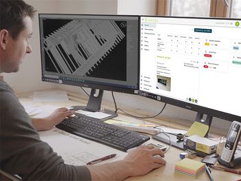 Handwerker im Büro am PC