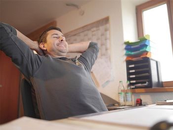 Handwerker im Buro entspannt sich